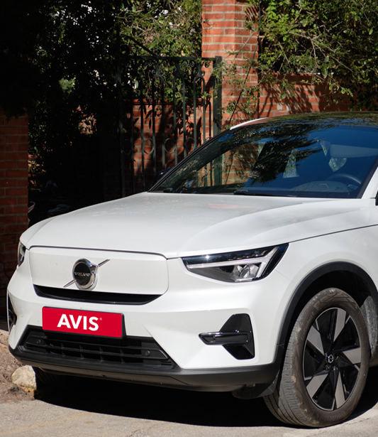 Volvo EX40 Detaylı İnceleme: Elektrikli SUV Neler Sunuyor?