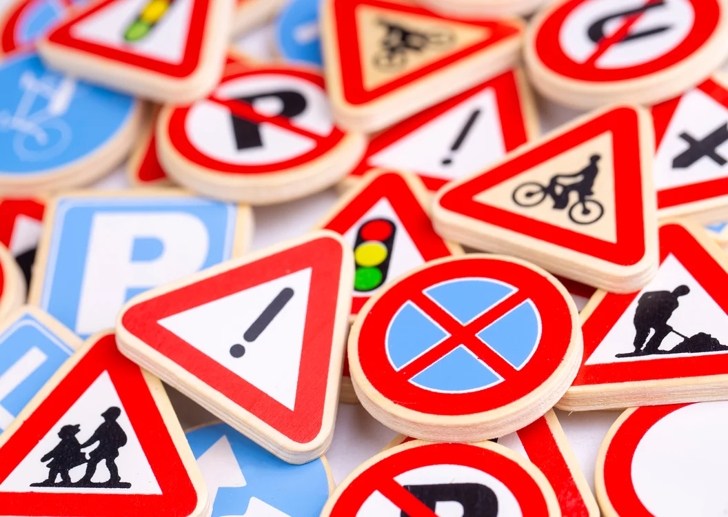 trafik-levhalari-ve-anlamlari-eksiksiz-rehber